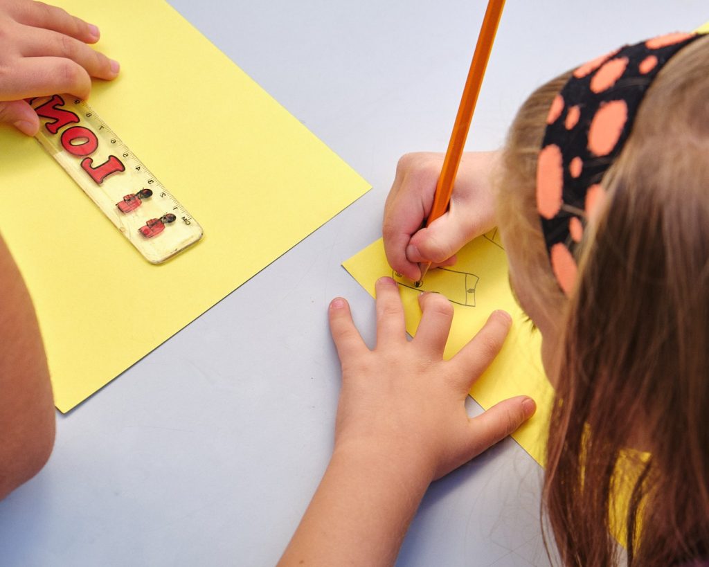 bambini che fanno attività creative